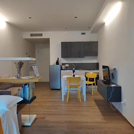 Domus13-with Private Parking Apartment