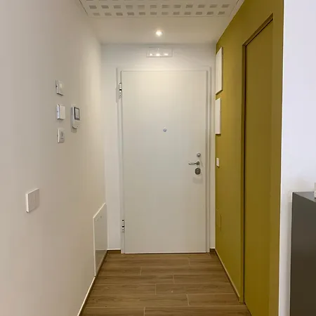 Domus13-with Private Parking Apartment