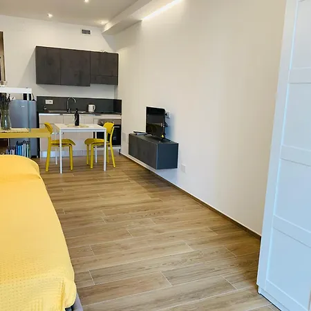 Domus13-with Private Parking Apartment *